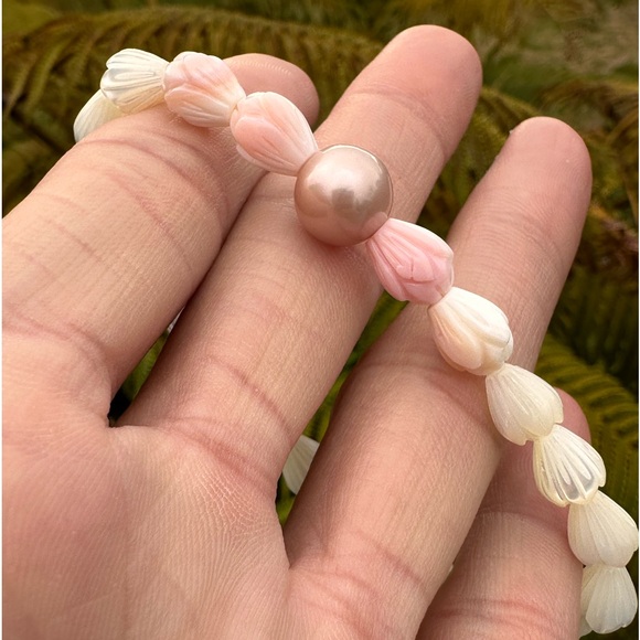 B20. Gorgeous Queen conch shells Mother of Pearl Pikake & Edison pearl Bracelet - Picture 6 of 10